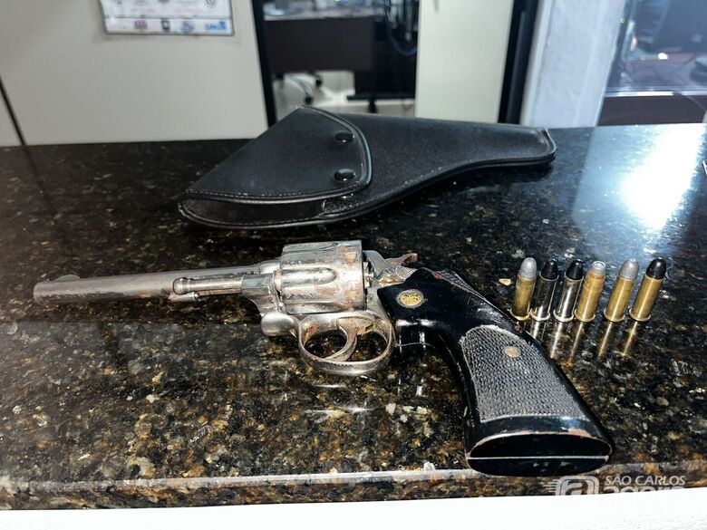 Homem é preso pela Força Tática após anunciar venda de armas nas redes sociais -
