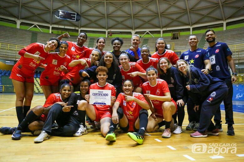 Ruiva, MVP, com as colegas de equipe, comemoram a vitoriosa estreia na Liga Nacional - Crédito: Jhonatan Celestino