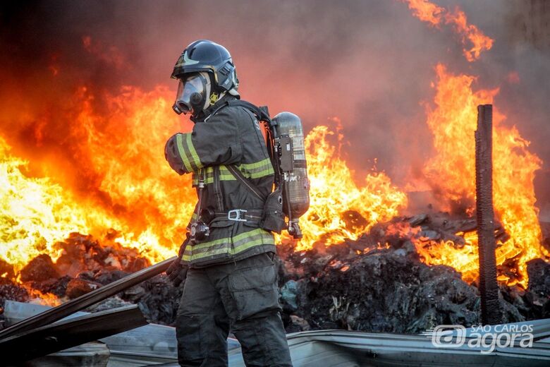 Bombeiro combate o incêndio  - Crédito: Lourival Izaque 