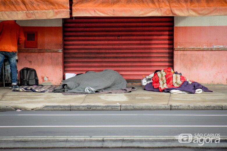 Moradores de rua dormem defronte a bar na avenida São Carlos - Crédito: Lourival Izaque