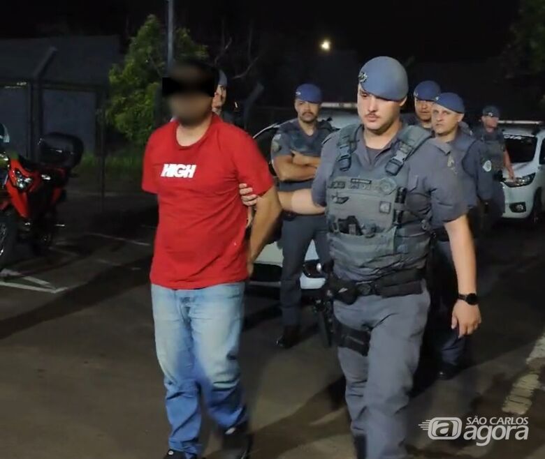 Acusado chegando ao plantão - 