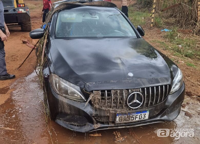 Mercedes foi retirada do lago - Crédito: Lourival Isaque