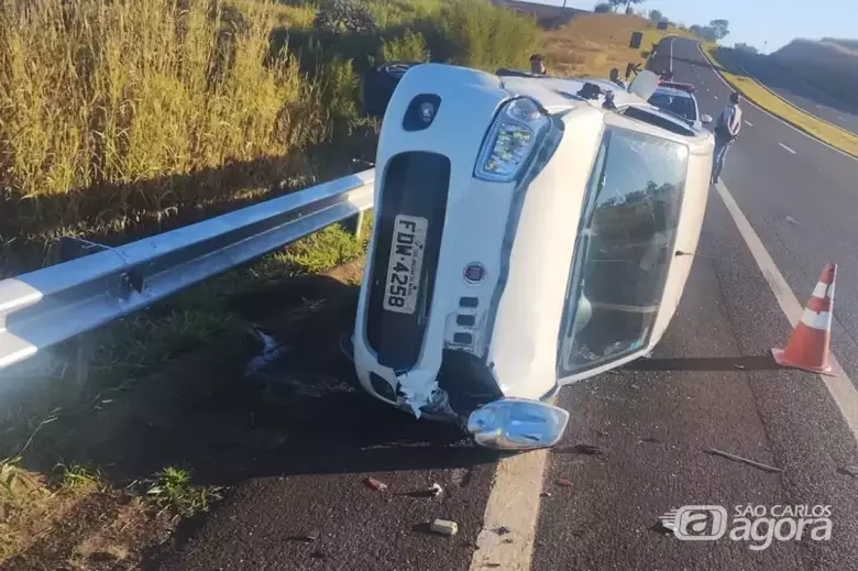 Carro tombou - Crédito: Reprodução/GCN.NET