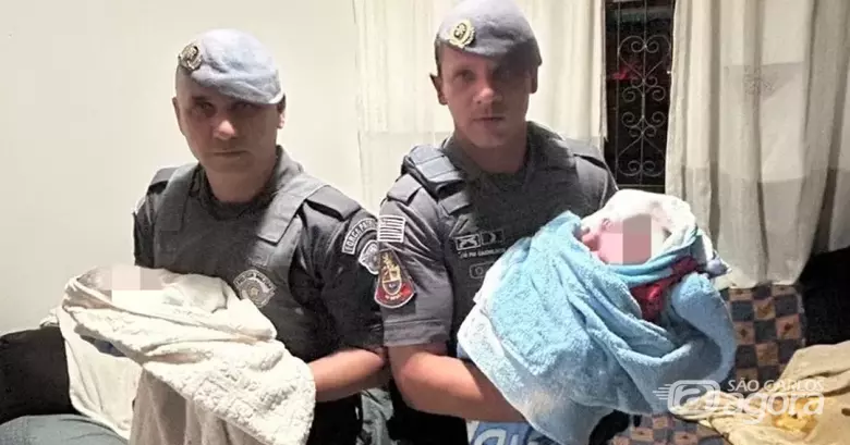 Policiais e os bebês - Crédito: Flávio Fernandes 