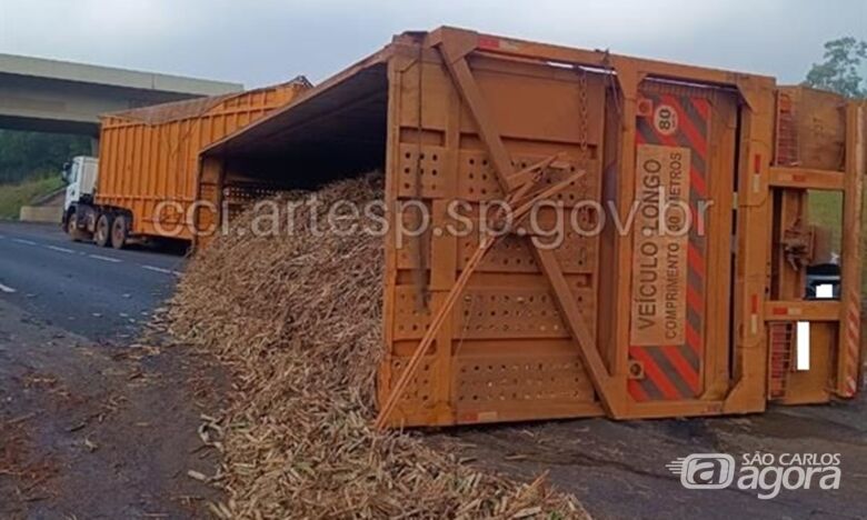 Carreta carregada com cana-de-açúcar tomba na Washington Luís -