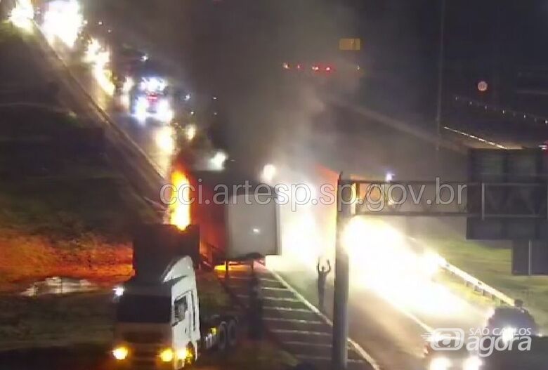 Incêndio atinge carreta carregada com açúcar na Rodovia Washington Luís - Crédito: Artesp