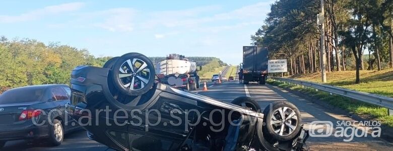 Colisão traseira termina em capotamento na Washington Luís -