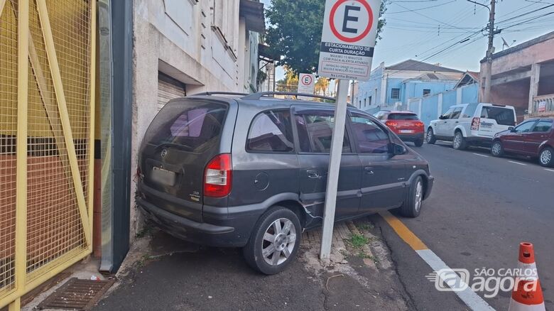 Susto na região central: carro sem freio atinge parede de imóvel - Crédito: Lourival Izaque