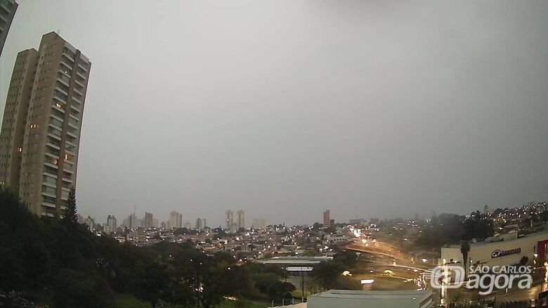 Chuva chega com raios e trovões nesta terça-feira -