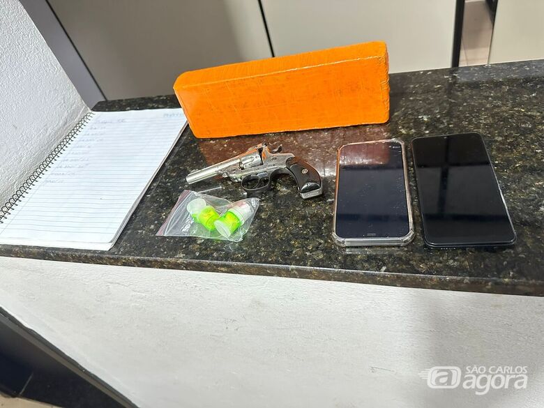 Força Tática apreende arma e drogas em apartamento no Jardim Hikare - Crédito: divulgação