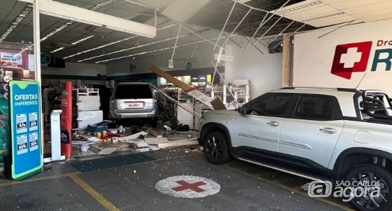 Veículo invade farmácia após motorista confundir pedais - Crédito: BH News