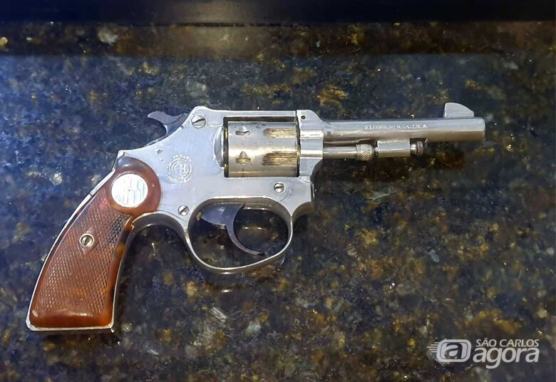 Homem é detido com revólver após efetuar disparos e agredir jovens em São Carlos - Crédito: divulgação