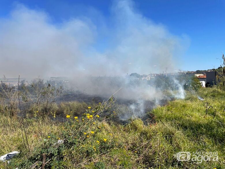Incêndio em vegetação atinge área próxima a residências no Jardim Pacaembu - Crédito: Lourival Izaque 