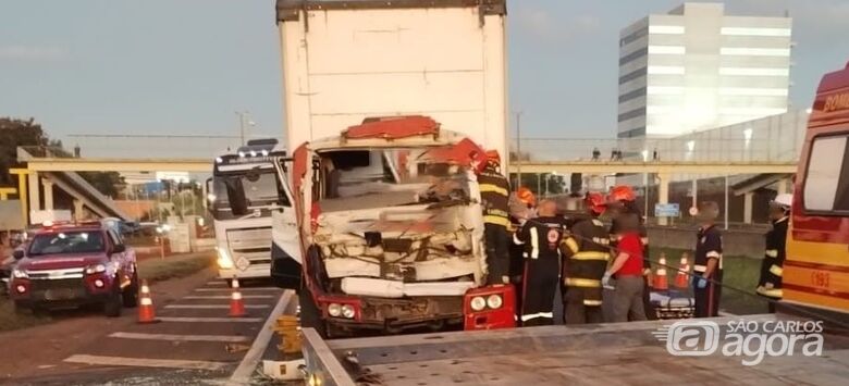 Motorista fica preso nas ferragens após colisão na Whashington Luís -