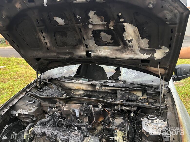 Carro pega fogo no Cidade Aracy - Crédito: SCA