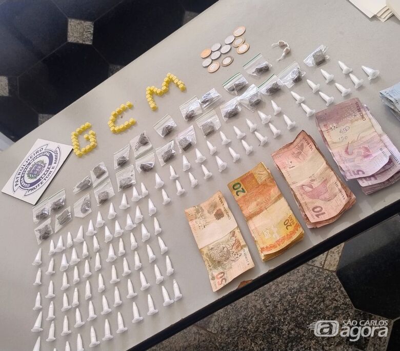 GCM de Ibaté apreende drogas e dinheiro escondidos em terreno baldio - Crédito: divulgação