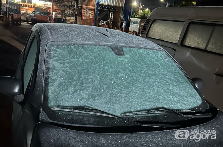 Carro amanheceu coberto de gelo no Zavaglia - Crédito: Whatsapp