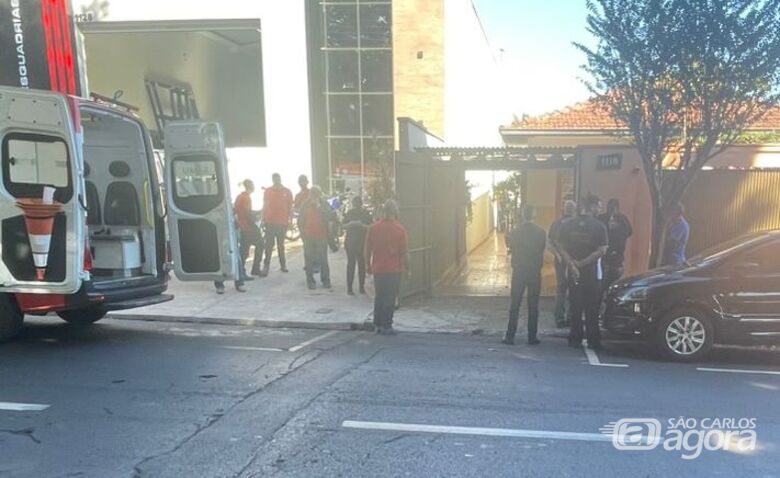 Movimentação na frente da casa do idoso - Crédito: arquivo