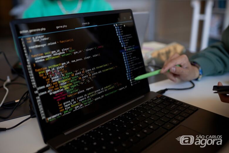 O curso é indicado para profissionais que atuam com análise de dados em diversas áreas e não exigem graduação como pré-requisito (crédito da imagem: Envato) - 