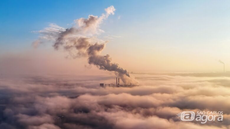 “Para representar corretamente o movimento atmosférico em escalas de 1 a 10 milhas, precisamos fundamentalmente da matemática, da estatística e da computação”, explica a professora Lina. (crédito da imagem: Denise Casatti) - 