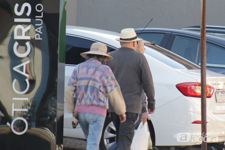 Casal caminha por rua no Centro durante o outono - Crédito: Lourizal Izaque