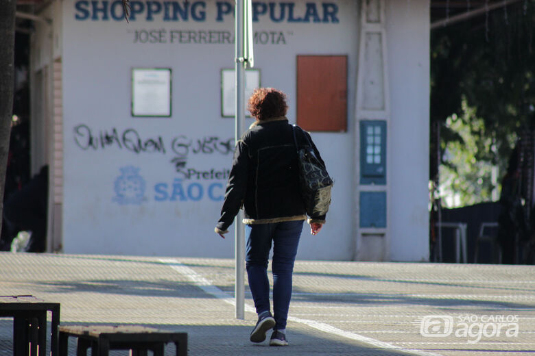 Pedestre caminha no centro de São Carlos - Crédito: Lourival Izaque 
