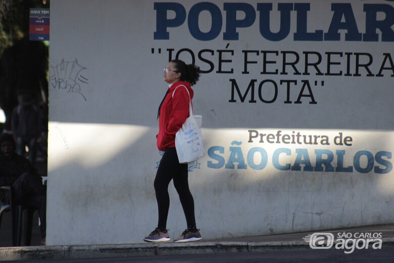 Mulher caminha agasalhada durante outono em São Carlos - Crédito: Lourival Izaque