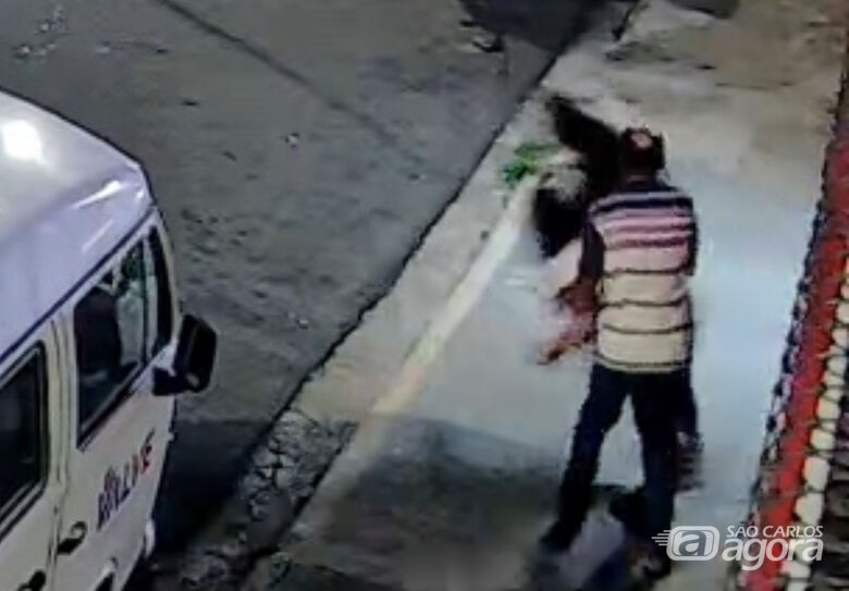Idosa é agredida na Vila Monteiro. Veja vídeo -
