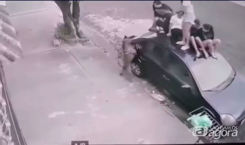 Crianças sobem em teto de carro para escaparem de pitbull; veja vídeo -