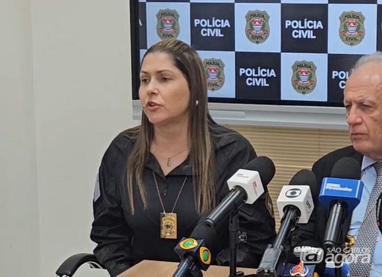Delegada Juliana Ricci durante entrevista coletiva na sede do DEIC - Crédito: Reprodução