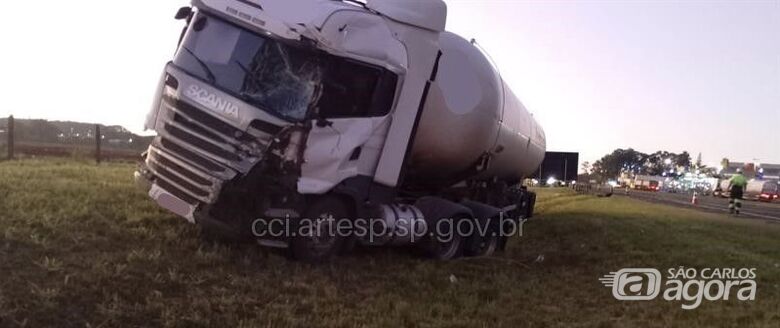 Carreta carregada com gás liquefeito se envolve em acidente na Washington Luís -