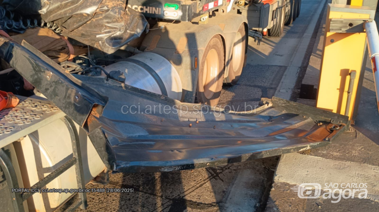 Caminhão se envolve em acidente na praça de pedágio de Itirapina -