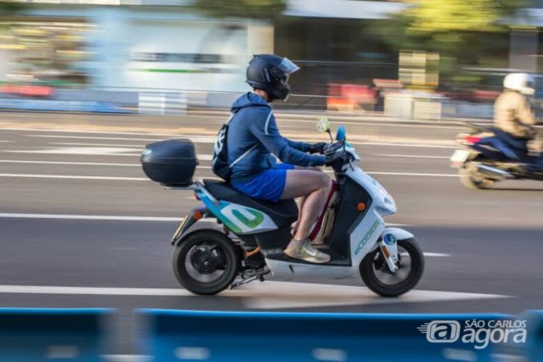 Motos elétricas: objetivo é facilitar o crédito para que os entregadores de alimentos possam adquirir seu veículo - Crédito: Unsplash