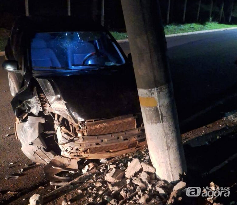 Carro colide em poste em avenida de Ribeirão Bonito  - Crédito: Colaboração 