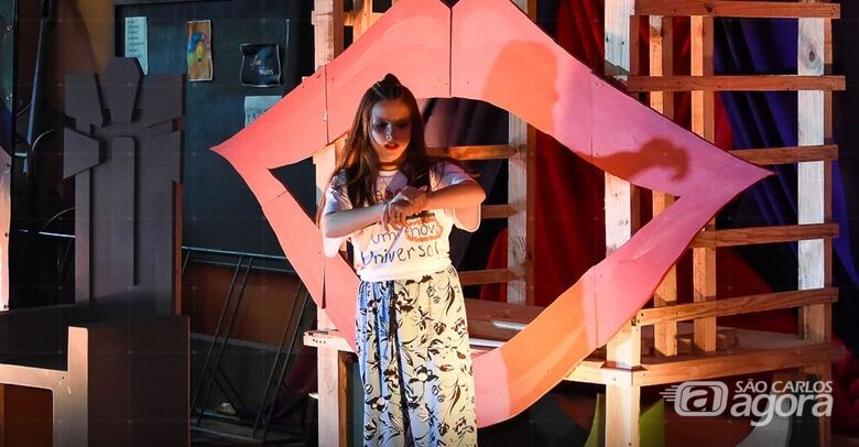Abertas inscrições para os cursos de moda e de teatro em parceria com o instituto Rumo - 