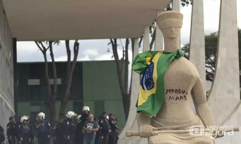 Estátua A Justiça pichada - Crédito: Joedson Alves/Agencia Brasil