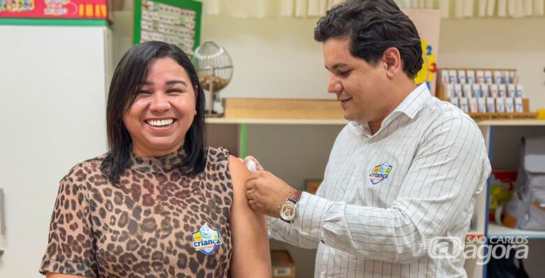 Mulher é vacinada - Crédito: divulgação