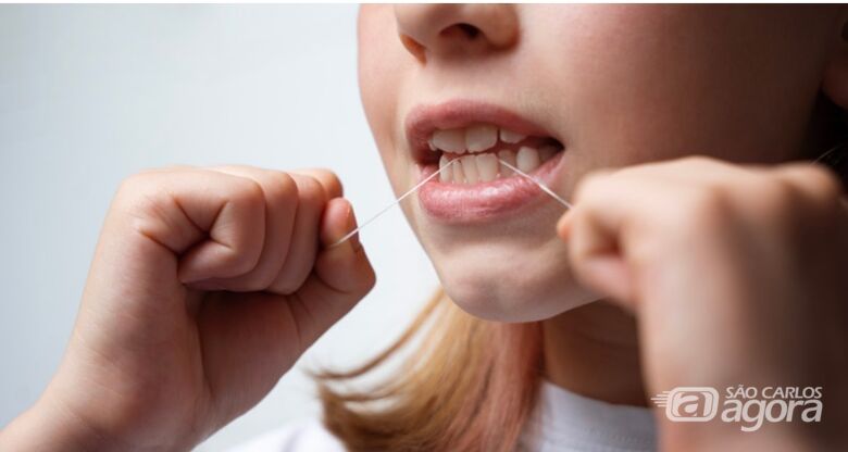 Uso adequado do fio dental pode evitar entrada de bactérias nocivas no organismo e evitar doenças – Foto: Freepik -