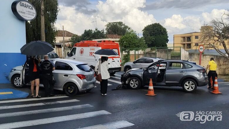 Acidente entre Nivus e Ônix deixa uma mulher ferida em cruzamento - Crédito: Maycon Maximino