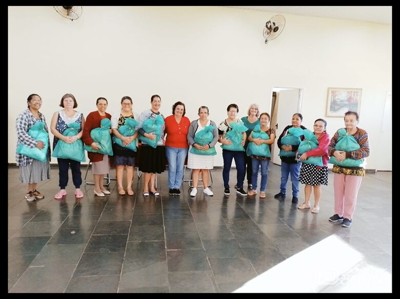 Prefeitura realiza entrega de cobertores para alunos dos cursos do Centro Comunitário -