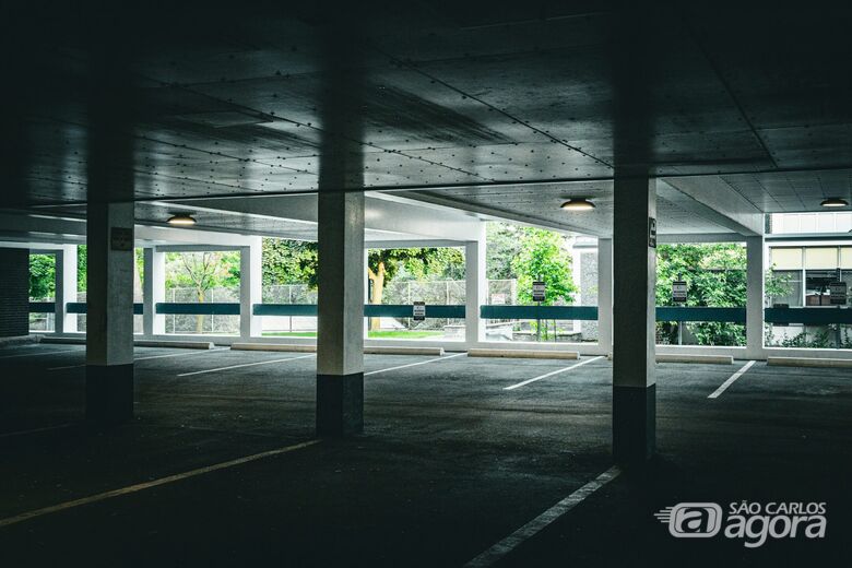 Estacionamento de prédio - Crédito: Unsplash