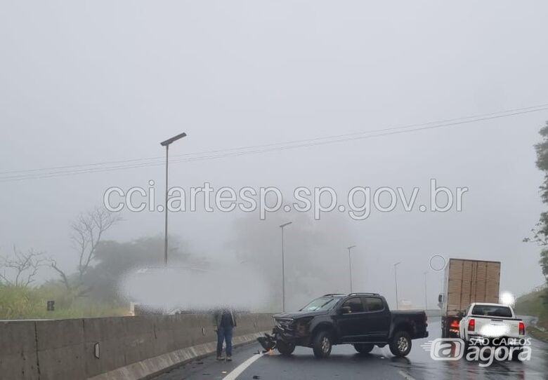 Após aquaplanar na pista, caminhonete bate em carreta carregada com combustível de aviação - Crédito: Artesp