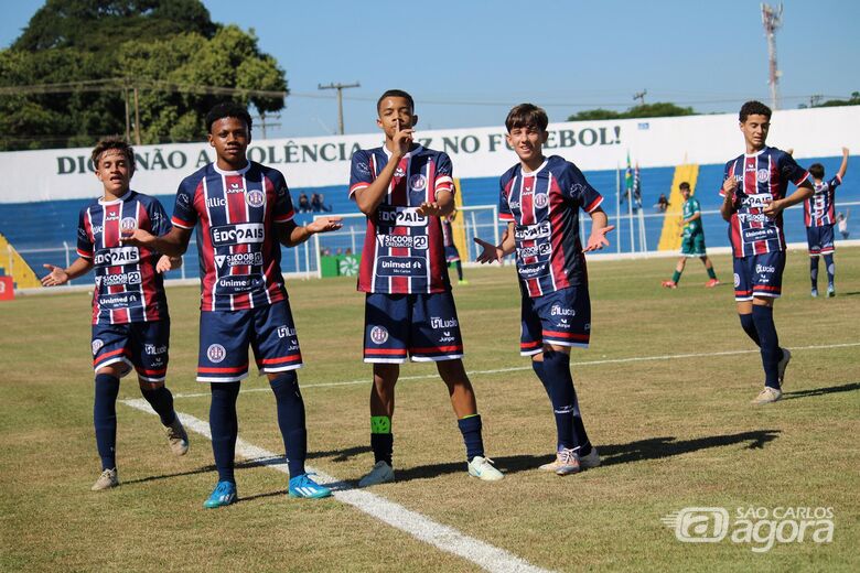Vitória e “marrentos”: Lobinhos comemoram gol diante do União São João - Crédito: Fernando Zanderin Júnior