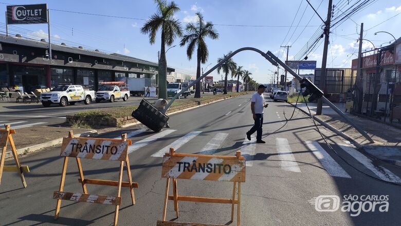 Semáforo é derrubado após bitrem enroscar em fiação no Jardim São Paulo - Crédito: Maycon Maximino