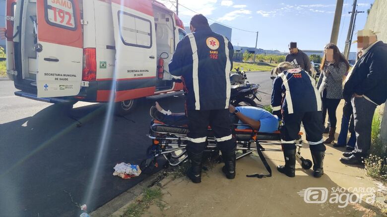 Acidente entre carro e moto deixa homem ferido na Vila Isabel -