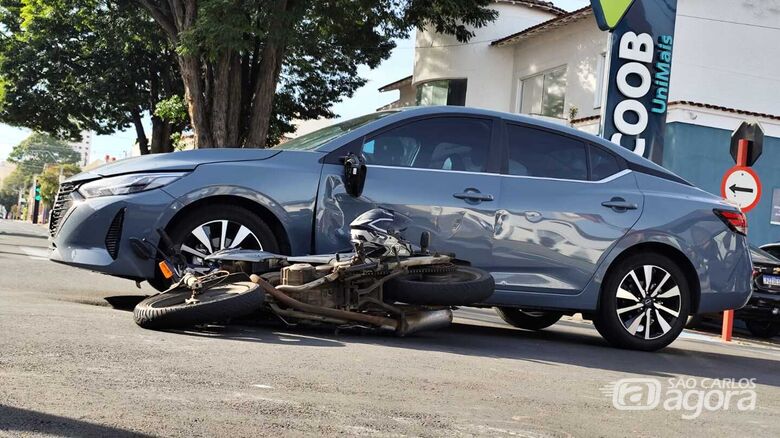 Colisão entre moto e carro deixa motociclista ferido na XV de Novembro -