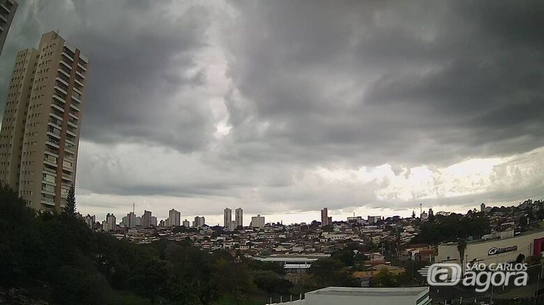 Nuvens carregadas se formam sobre São Carlos -
