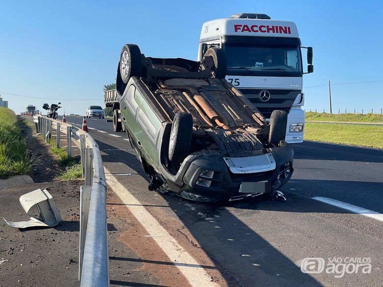 Carro capota na rodovia Washington Luís entre São Carlos e Ibaté - 
