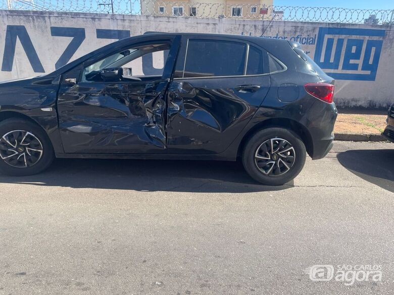 Colisão entre dois veículos é registrada no Jardim Paraíso em São Carlos - Crédito: Lourival Izaque