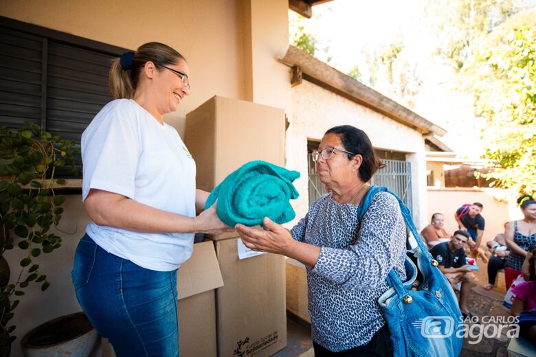 Bazar Itinerante do Fundo Social distribui 4 mil peças de roupas em Água Vermelha -
